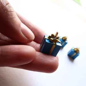 Breloques en résine bleue pour boîte-cadeau de bijoux incluses breloques en résine de mélange aléatoire coloré jaune vert rouge blanc marron décoration - Product Image 3