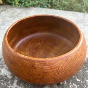 Bol rond en bois artisanal |   Plat de service en bois naturel lisse pour les collations, les salades, la décoration, les cuisines et le style rustique de la maison - Product Image 4