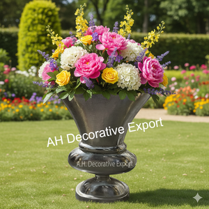 Vase à fleurs moderne en métal mat sur piédestal avec arrangement floral d'hortensias artificiels, décoration de table pour la maison - Product Image 1