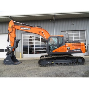 Disponible dès maintenant : Excavatrice d'occasion D00san DX225 de 22 tonnes avec sièges en cuir et direction à gauche - Product Image 1
