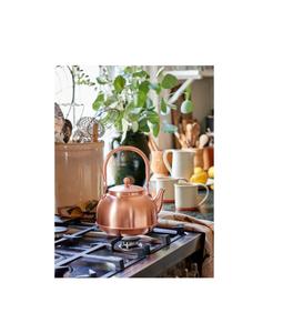 Hervidor de cobre de calidad Heirloom con textura artesanal y tamaño práctico hecho para amantes del té y temas de cocina vintage - Product Image 1