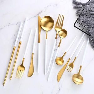 Cubiertos de metal plateado brillante con acabado reflectante ideal para servicios de bodas o cenas de banquetes - Product Image 2