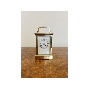 Grande horloge de bureau à quartz de qualité victorienne en laiton de style antique avec motif style victorien antique en laiton - Product Image 2