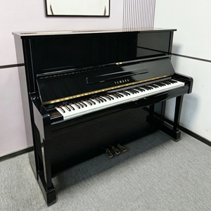 Piano droit Yamaha U1A haut de gamme, 88 touches, finition noire, design classique, touches lestées, plancher en bois massif, montage au sol - Product Image 1