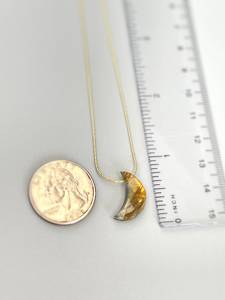 Pendentif en forme de croissant de lune au design minimaliste, cristal naturel, argent 925, chaîne serpent plaquée argent, unisexe, à porter au quotidien - Product Image 2