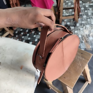 Bolso bandolera de piel de vaca de alta calidad para cantimplora occidental, el más vendido, bandolera de cuero con herramientas a mano, RTS - Product Image 2