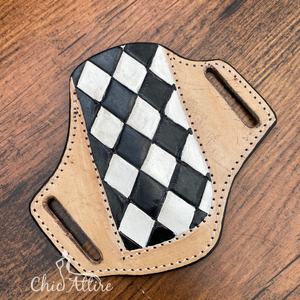 Funda de cuchillo de alta calidad para entusiastas del aire libre, funda de cuchillo con lazo de cinturón abierto con patrón a cuadros de cuero genuino hecho a mano - Product Image 1