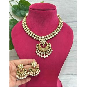 Collier plaqué or de haute qualité avec boucles d'oreilles Collection de vêtements de fête de mariage indien ou pour femmes - Product Image 1