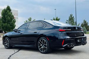 2023 760i xDrive ~6,500 millas, motor V8 biturbo de 536 hp, tracción en las cuatro ruedas, sin modificar - Product Image 3