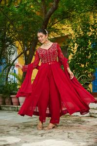 Ensemble de robe brodée avec des perles multicolores en faux fleurs rouges, avec bas et dupatta assortis, cousu - Product Image 6