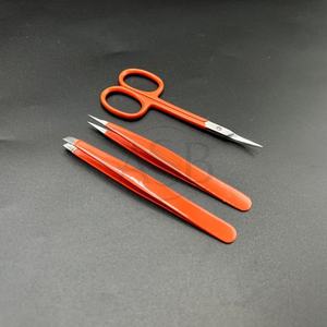 Pince à sourcils avec logo personnalisé de couleur orange avec embouts pointus inclinés en acier durable Ciseaux à sourcils écologiques - Product Image 1