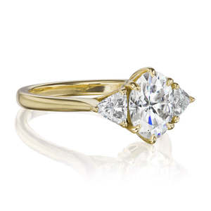 Bague de fiançailles en or rose massif 14 carats avec diamant ovale de laboratoire certifié IGI de 1,50 carat, sertie de trois pierres latérales en taille triligne - Product Image 6