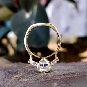 Anillos de diamantes de tres piedras de corte ovalado central para mujer hechos en plata de ley 925 - Product Image 4