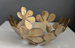 Cuenco Decorativo de Metal con Diseño de Flores Doradas Contemporáneo, para Decoración del Hogar, Almacenamiento de Frutas y Exhibición Festiva, de la India - Product Image 2