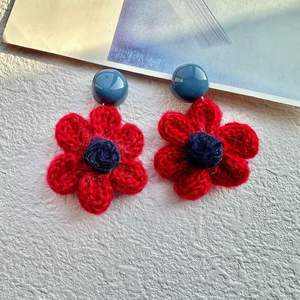 Pendientes Tejidos Vintage en Rojo y Azul, Diseño Floral en Contraste, Accesorios para las Orejas, Joyería de Ganchillo, Clips para las Orejas - Product Image 6