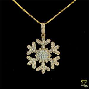 Colgante de copo de nieve helado hecho en plata 925 adornado con diamantes de moissanita brillante para el regalo de cumpleaños y Navidad - Product Image 2