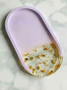 Plateau décoratif en résine époxy blanc fait à la main présentoir de parfum plateau de vanité pour les femmes meilleur ami cadeau d'anniversaire éclectique décor à la maison - Product Image 2