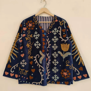 เสื้อแจ็คเก็ตผ้าฝ้ายคอตั้งปักลายซูซานีสีน้ำเงินกรมท่า แต่งลายดอกไม้สไตล์วินเทจโบโฮ ทำมือ ของขวัญสำหรับเธอ - Product Image 1