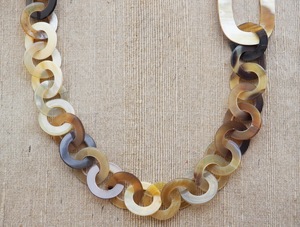 Collar de Lujo Hecho a Mano con Cuerno de Búfalo, Joyería Natural y Sostenible para Mujer, Alta Calidad - Product Image 3