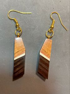 Boucles d'oreilles en forme de cœur en résine noire et blanche avec feuille d'or carrée, ronde et géométrique en bois. - Product Image 2