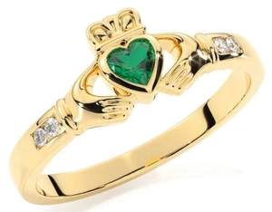 Anillo de compromiso Claddagh chapado en platino con topacio talla corazón para mujer, moderno, piedra de nacimiento de abril, para celebrar bodas y fiestas - Product Image 1