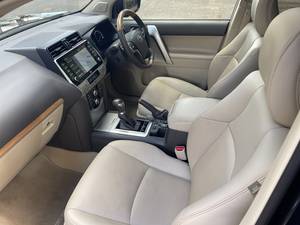 Toyota LandCruiser Prado 2022 Sièges en cuir de direction à droite avec caméra arrière - Product Image 5