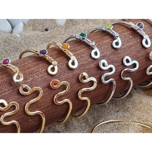 Bracelets de mode plaqués or et argent avec design en fil torsadé et accents de pierres colorées pour la revente - Product Image 1