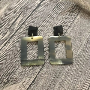 Pendientes de cuerno de búfalo natural de primera calidad: exquisita artesanía de la India para declaraciones de estilo atemporal - Product Image 1