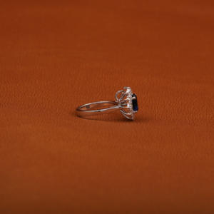 Anillo de compromiso de lujo Halo de corte ovalado con piedra central de diamante de laboratorio azul oscuro joyería de estilo clásico certificada por IGI - Product Image 5