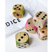 Dés en bois à coins carrés et colorés pour le divertissement familial avec divers motifs