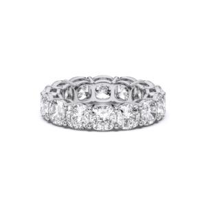Anillo de banda de eternidad de diamante con corte de cojín cultivado en laboratorio de 10,00 quilates, hecho en platino para ella - Product Image 1