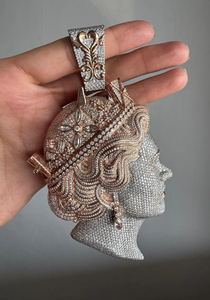 Collar con Colgante de Cabeza de Mujer con Diamante Moissanita Plateado, Diseño Artístico de Rostro, Collar con Acabado Artesanal Detallado - Product Image 2