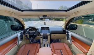 Toyota Prado 2017 VXR Full Option Toit ouvrant |   Boîte isotherme |   Sièges électriques |   Sièges en cuir très propres et en parfait état - Product Image 5