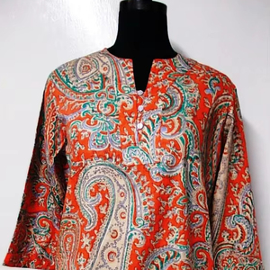 Kurti court droit à manches 3/4, imprimé paisley et fleurs, rose madder, pour l'été - Product Image 1