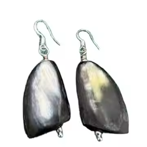 Boucles d'oreilles pendantes grandes et classiques à motif papillon en corne antique pour femme, idéales pour les soirées, personnalisables par Crescent Crafts - Product Image 1