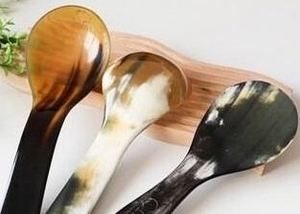 Cuchara para Ensalada Premium Hecha a Mano con Cuerno de Búfalo Natural, Ligeramente Curvada, Agarre Cómodo, Acabado Pulido para un Toque Personalizado - Product Image 4