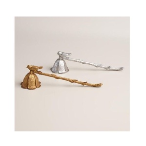 Apagavelas de metal rústico diseñado para un fácil control de la llama y que proporciona un encanto decorativo cálido en las zonas de las velas - Product Image 5