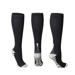 Vente en gros de chaussettes hautes en coton pour hommes et femmes, colorées, teintées de feuilles d'érable, chaussettes de sport athlétiques de compression imprimées sur mesure - Product Image 4
