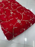 Tissu en soie brodé de motifs floraux avec des perles et des pierres pour costumes, saris et vêtements ethniques festifs