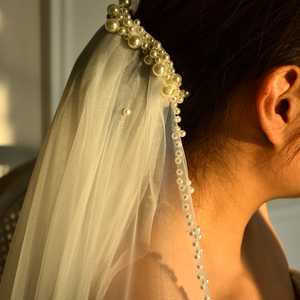 Peineta de Novia Vintage Hecha a Mano con Malla de Perlas Color Marfil Bridella M99-I con Pedrería, Ajuste Cómodo para Bodas y Eventos Formales - Product Image 4