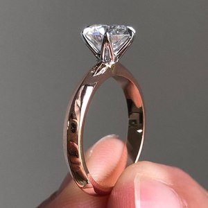 Anillo de Diamantes Chapado en Rodio de Oro Sólido de 14K de Diseño Premium con Piedra Central Brillante para Regalo de Boda o Aniversario para Exportación - Product Image 1
