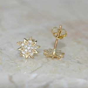 Boucles d'oreilles délicates en forme d'étoile avec diamants en moissanite VVS de 8 mm, plaquées or, argent 925 pour femmes, bijoux fins de luxe - Product Image 4