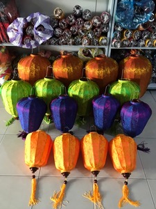 Vente chaude lanternes en soie faites à la main vietnamiennes pour les décorations d'événement lanternes en soie polychromes à prix le plus bas de haute qualité - Product Image 5