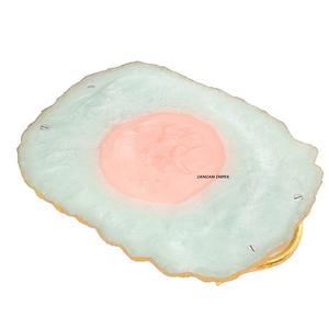 Plateau/plateau en résine Aqua-Pink au design moderne fait à la main avec élégante planche de service époxy à poignée dorée pour les collations et les boissons - Product Image 5