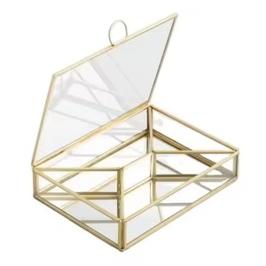 Boîte à bijoux moderne en métal et verre dorée pour les mariages et les cadeaux - Product Image 4