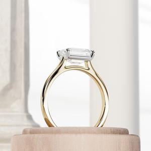 Bague de fiançailles en diamant taille émeraude Est-Ouest Bague en diamant cultivé en laboratoire émeraude de 2 carats Bague solitaire en or jaune Cathédrale CVD - Product Image 4