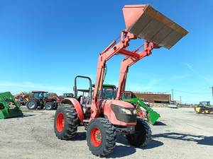   Tracteur utilitaire M7040 - Durable, polyvalent et prêt pour le terrain - Product Image 2