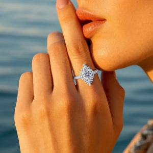 Bague de fiançailles de luxe en moissanite taille ronde, en argent sterling 925, avec halo, pour femme, style vintage, bague de promesse de mariage - Product Image 4