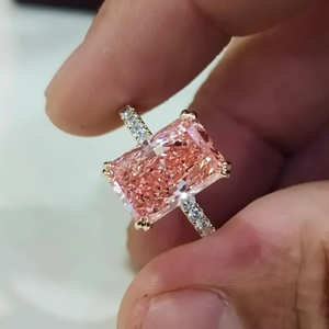 Bague de fiançailles solitaire avec diamant de laboratoire de 1,5 carats, taille radiant, couleur rose vif fantaisie, clarté VS, certifiée IGI, or 14 carats, pour femme - Product Image 6