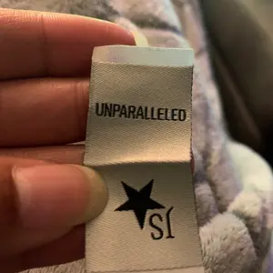 Étiquettes de cou en satin polyester damassé avec logo de marque personnalisé étiquettes tissées avec pli d'extrémité pour vêtements vêtements fer à repasser au dos - Product Image 5